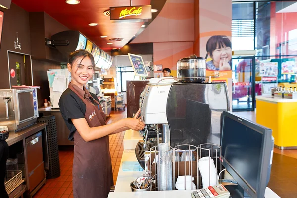 Pekerja di McCafe di Thailand — Stok Foto