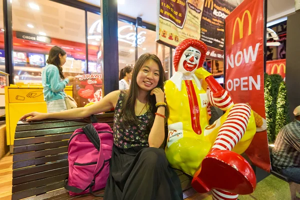 Nő pózol közelében Ronald McDonald — Stock Fotó