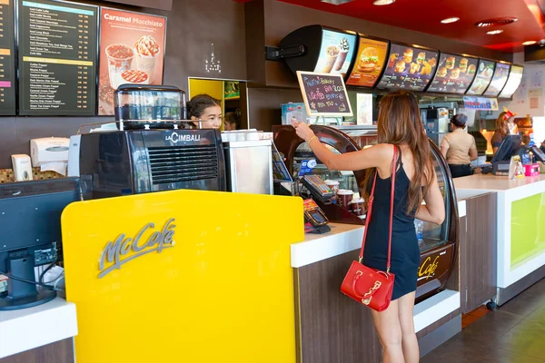 Inre av McCafé i Thailand — Stockfoto