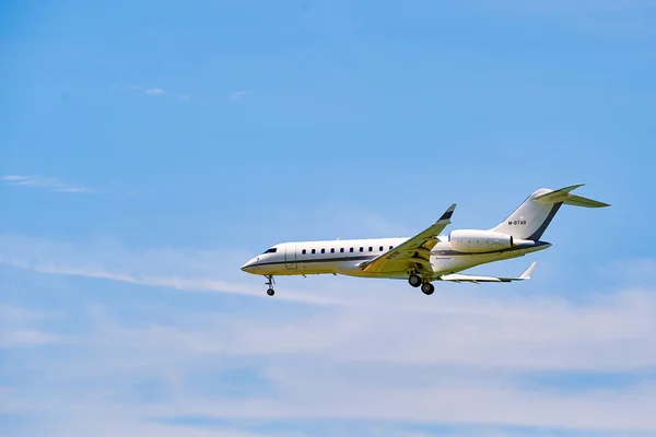 A aeronave Bombardier Global Express aterrissando — Fotografia de Stock