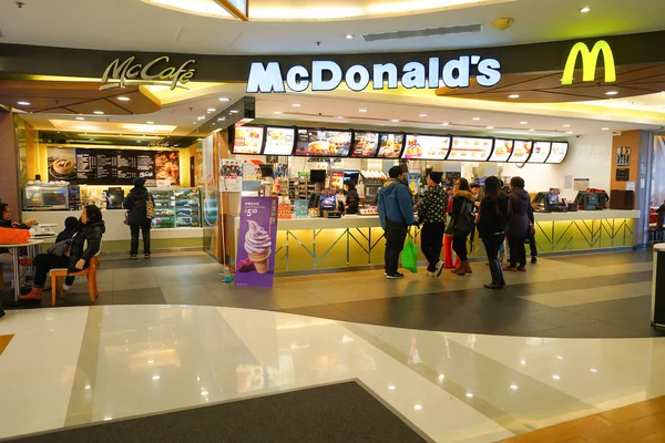 Insidan av McDonalds restaurang — Stockfoto