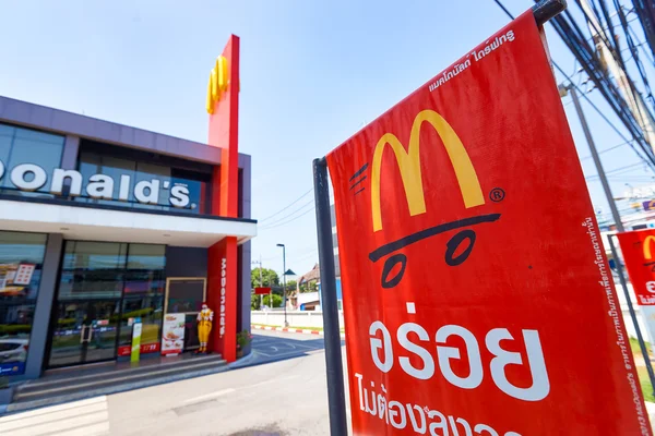 Propaganda perto do restaurante McDonald 's — Fotografia de Stock