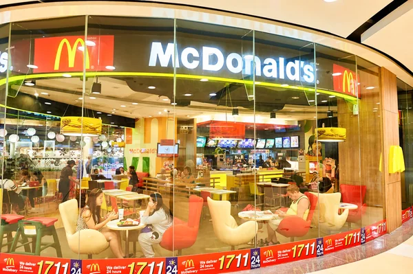 Vista del restaurante McDonald 's —  Fotos de Stock