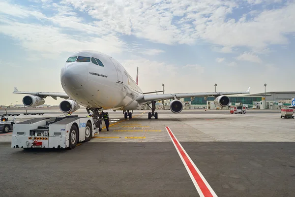 Jet aircraft docked in Dubai airport — Stock Photo, Image