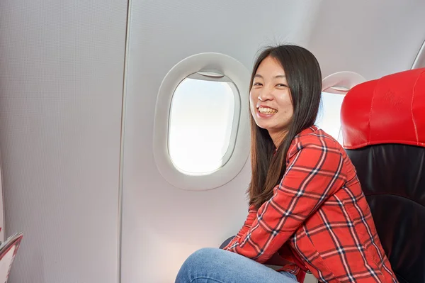 Mulher sentada na cadeira dentro do avião — Fotografia de Stock