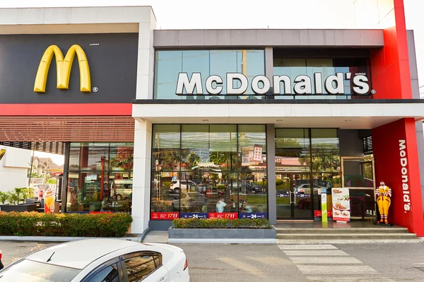 Mcdonald 's restaurant gebäude — Stockfoto