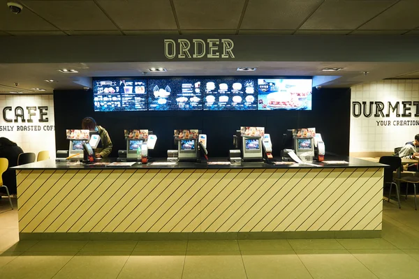 Wnętrze restauracji Mcdonald's — Zdjęcie stockowe