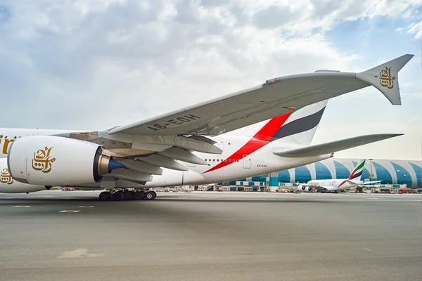 Aviões a jato no aeroporto de Dubai — Fotografia de Stock