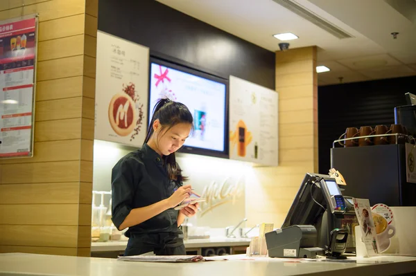 Barista in mccafe in china — Stockfoto