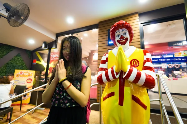 Woman posing near Ronald McDonald — Stock Photo, Image