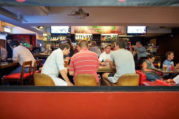 Les gens se reposent dans le bar — Photo