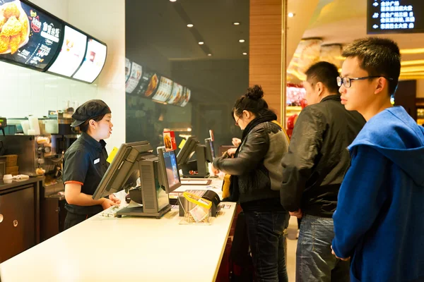 Kunden im mcdonald 's restaurant — Stockfoto