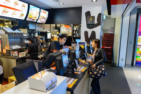 Dentro do restaurante McDonald 's — Fotografia de Stock