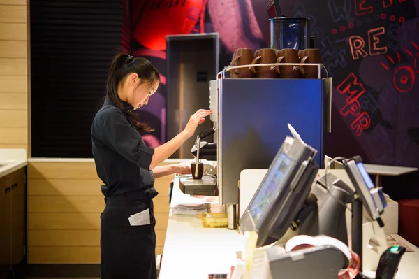 McCafe's barista preparing coffee — Stock Photo, Image