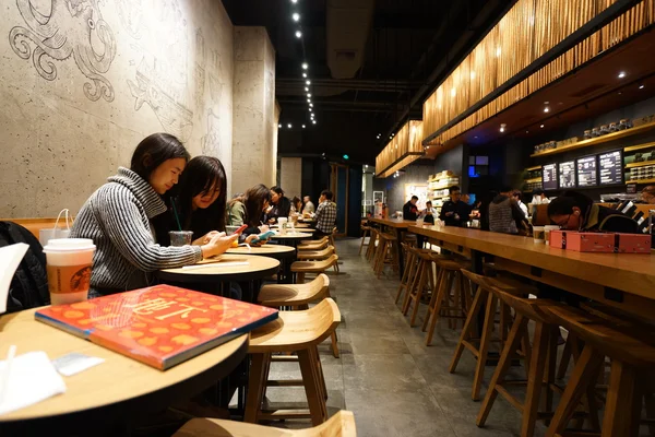 Gente en Starbucks Café — Foto de Stock