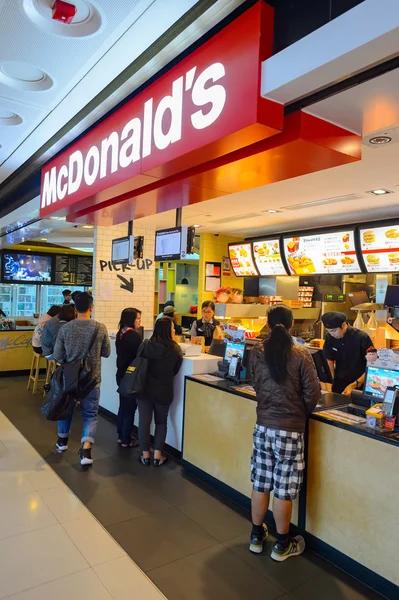 Binnenkant van Mcdonald's restaurant — Stockfoto