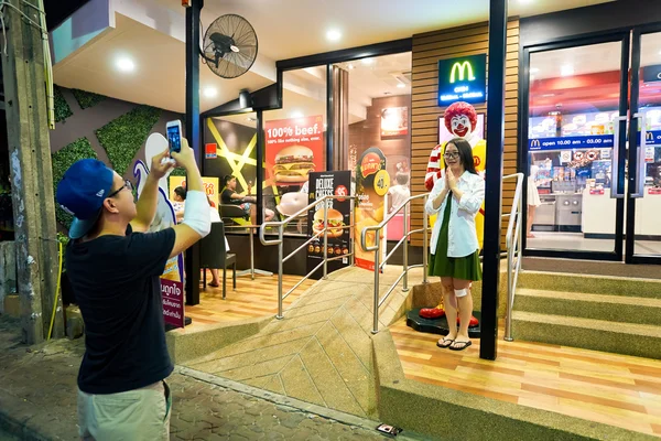 Woman posing near Ronald McDonald character — Stock Photo, Image