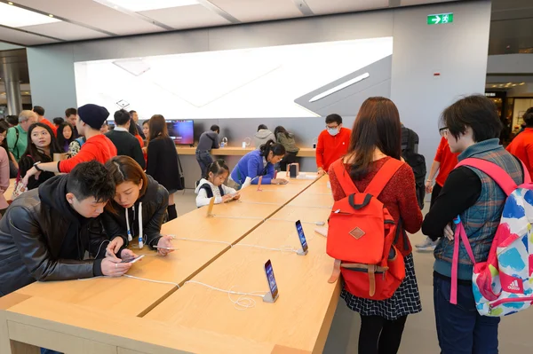 Dentro de la tienda Apple — Foto de Stock