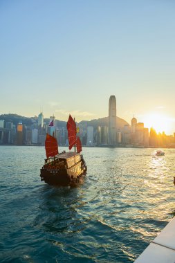 Aqua Luna yelken Victoria Harbour çevresinde