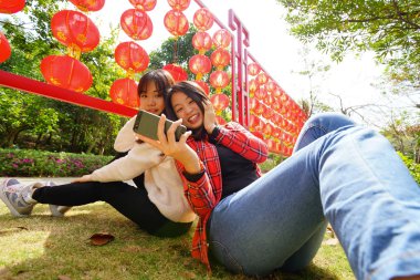 Kadın parkta gadget ile