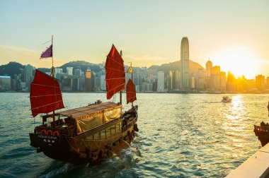 Aqua Luna yelken Victoria Harbour çevresinde
