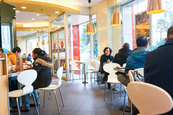 Dentro del restaurante McDonald 's —  Fotos de Stock