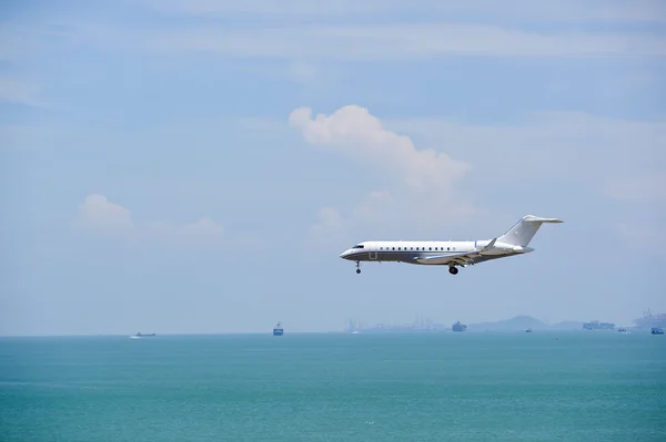 ボンバルディア グローバルエクス プレス航空機の着陸 — ストック写真