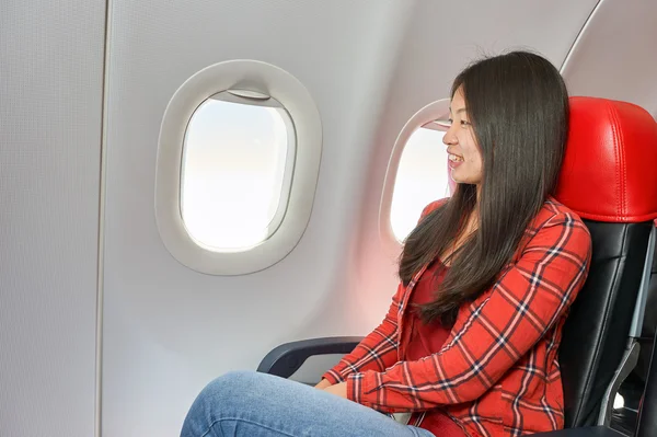 Uçak içinde sandalyede oturan kadın — Stok fotoğraf