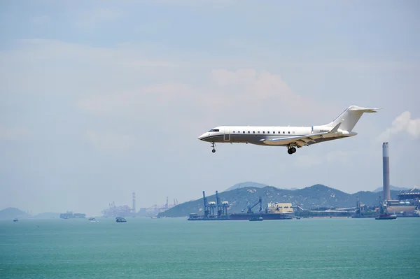 ボンバルディア グローバルエクス プレス航空機の着陸 — ストック写真