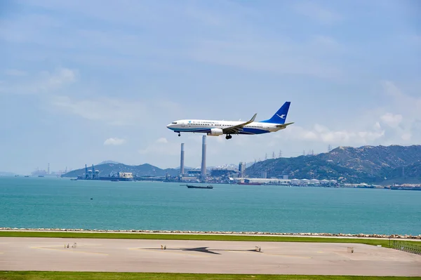 XiamenAir aircraft landing — Stock Photo, Image