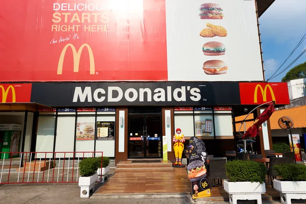 Eingang zu mcdonald 's restaurant — Stockfoto