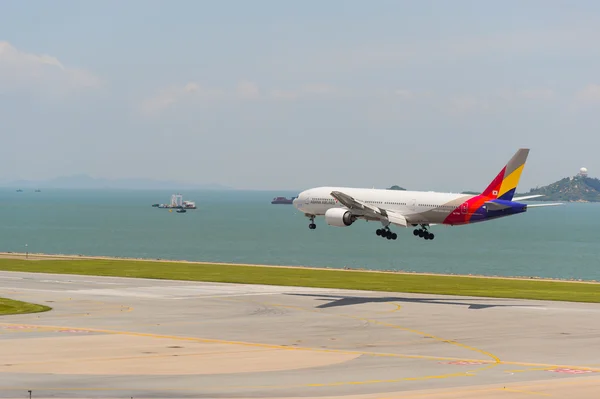 韩亚航空飞机着陆 — 图库照片