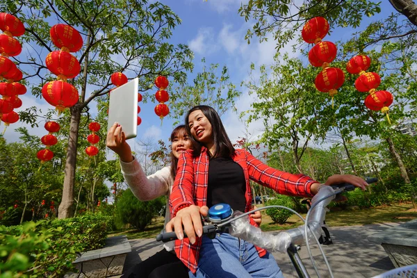 Women with gadget in the park — Stock Photo, Image