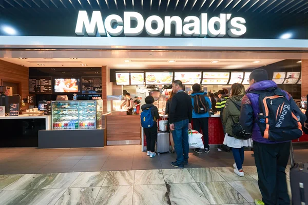 Leute im mcdonald 's restaurant — Stockfoto