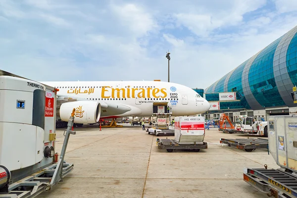 Airbus A380 am Flughafen Dubai angedockt — Stockfoto