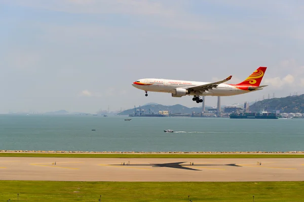 Landung eines Flugzeugs der Hongkong Airlines — Stockfoto