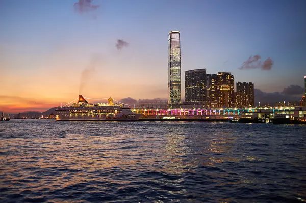 Uitzicht op Kowloon in schemerlicht — Stockfoto