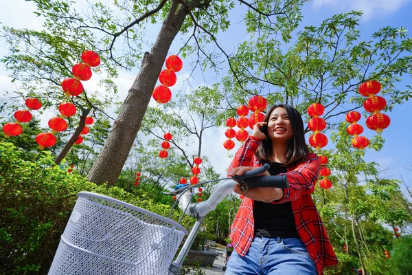 Woman with gadget in the park — Stock Photo, Image