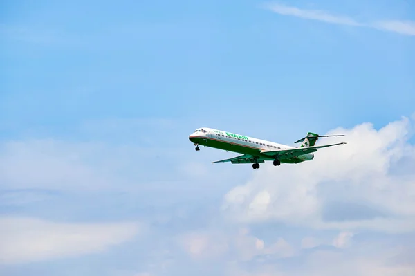 MD-90 landar på Hong Kongs flygplats — Stockfoto