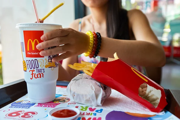 Žena jí v restauraci McDonalda — Stock fotografie