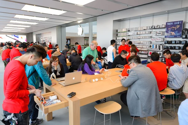 Dentro de la tienda Apple — Foto de Stock