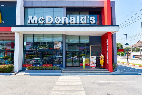 Mcdonald 's restaurant gebäude — Stockfoto