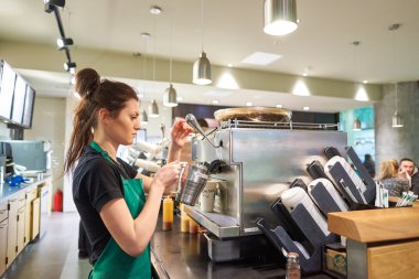 İşçi Starbucks Cafe
