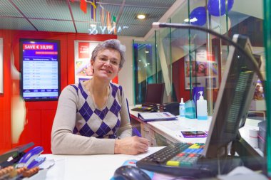 Frankfurt Havaalanı'nda Travelex işçi