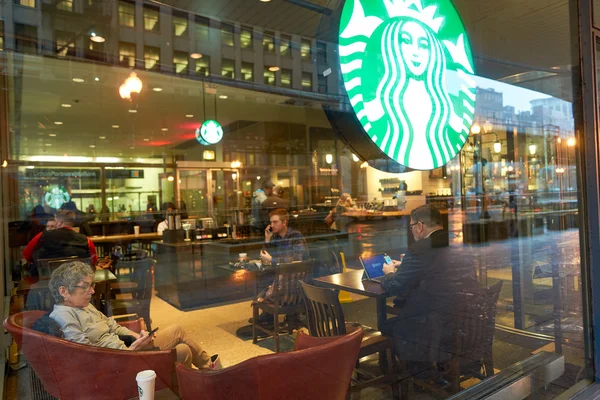 Gente en Starbucks café — Foto de Stock