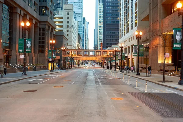 Straat van Chicago 's avonds — Stockfoto