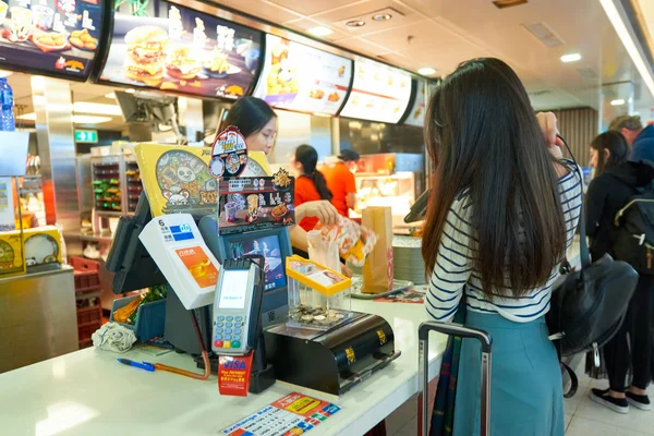 空港のマクドナルドのレストラン — ストック写真