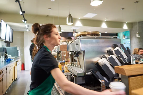 Trabalhador no Starbucks Cafe — Fotografia de Stock