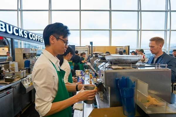 Starbucks kávézó Hong Kong repülőtéren — Stock Fotó