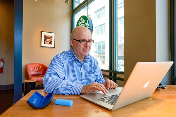 Uomo nel caffè Starbucks — Foto Stock